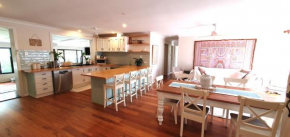 Gold Coast Family Retreat, beach 1 and half kms, shops, full home